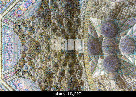 SHIRAZ, IRAN - avril 27, 2015 : plafond hors des mosaïques et des ornements de la mosquée Nasir ol Molk Banque D'Images