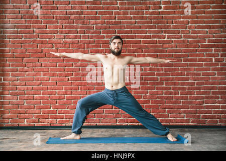 Jeune homme pratiquer le yoga Banque D'Images