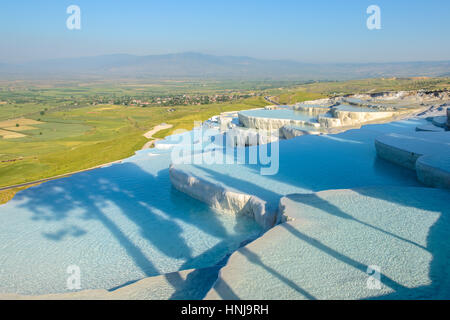 Le cadre enchanteur de piscines Pamukkale en Turquie. Les sources chaudes de Pamukkale contient des terrasses Travertins, et de minéraux carbonatés laissées par l'écoulement de l'eau. Banque D'Images