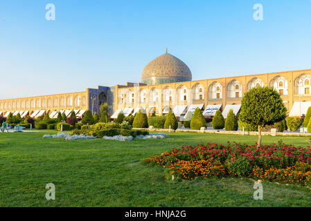 ISFAHAN, IRAN - Aug 28, 2016 : le cheikh Lotfollah mosquée est de Naqsh-e Jahan Square, Ispahan - l'un des sites du patrimoine mondial de l'UNESCO Banque D'Images