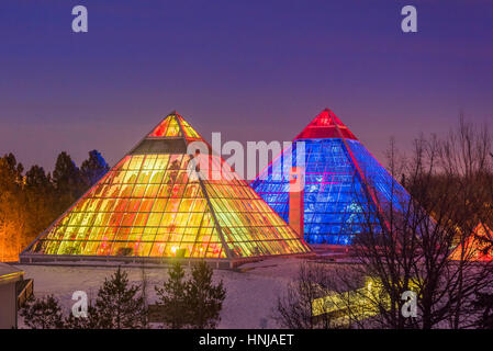 Allumé Muttart Conservatory pyramids, un jardin botanique à Edmonton, Alberta, Canada Banque D'Images