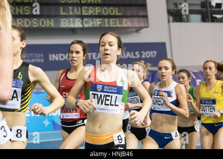 Stephanie Twell Emelia Gorecka mène dans les essais de l'équipe de l'Athlétisme britannique à l'English Institute of Sport, Sheffield, Royaume-Uni, le 11 F Banque D'Images