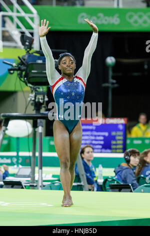 Rio de Janeiro, Brésil. 11 août 2016.Simone Biles (USA) -célébrer sa médaille d'or pour l'individu artistique féminine tout autour à l'olympique 2016 Banque D'Images