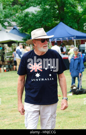 Un homme porte un t-shirt avec le drapeau australien sur l'Australie Jour, Berrima, New South Wales, Australie Banque D'Images