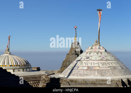 Jain temple complexe sur la sainte colline près du Girnar Junagadh city dans le Gujarat. L'Inde Banque D'Images