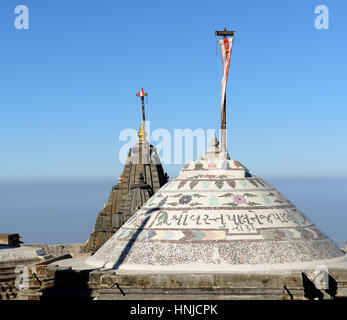 Jain temple complexe sur la sainte colline près du Girnar Junagadh city dans le Gujarat. L'Inde Banque D'Images