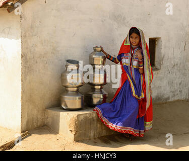 BHUJ, INDE - Le 13 janvier : La fille ethnique se prépare à aller à l'eau pour le bien sur le désert dans l'état du Gujarat, à Bhuj, 13 Janvier 2015 Banque D'Images