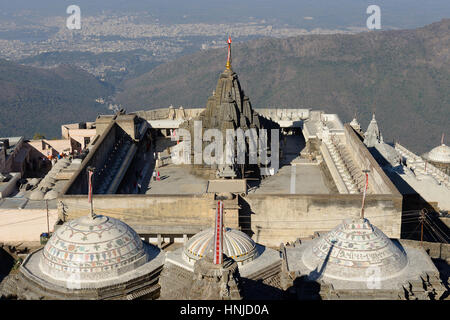 Jain temple complexe sur la sainte colline près du Girnar Junagadh city dans le Gujarat. L'Inde Banque D'Images