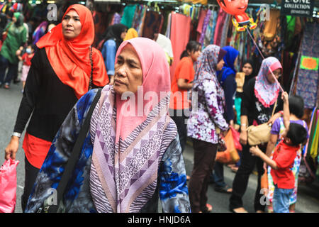 KUALA LUMPUR, MALAISIE - mars 8, 2014 : une femme portant le foulard islamique traditionnelle marche dans une rue commerçante dans Little India district de Malay Banque D'Images