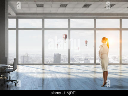 Jeune femme élégante à l'intérieur du bureau. Technique mixte Banque D'Images