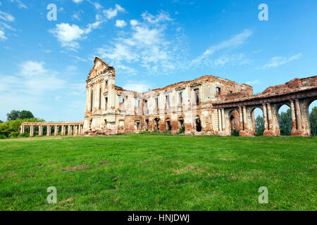 Photographié près de l'ancien ruines du château dans le village Ruzhany, le territoire de la République du Bélarus. La saison d'été. Banque D'Images