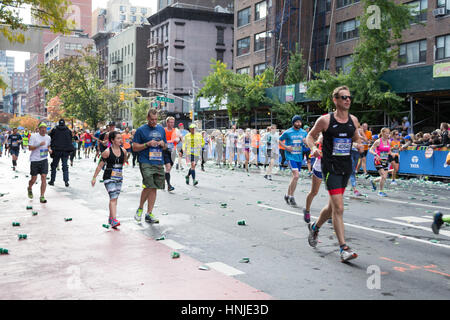 Le Marathon de New York est le plus grand marathon au monde et passe à travers les 5 arrondissements de la ville Banque D'Images