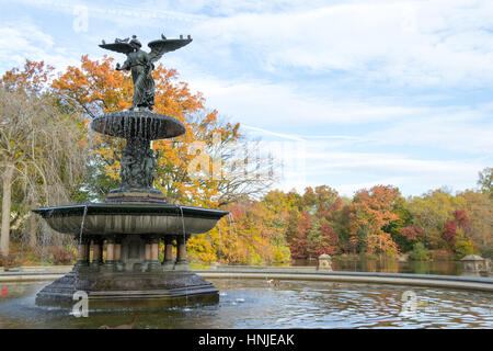 La fontaine Bethesda situés au niveau inférieur de la terrasse dans Central Park a été conçu par Emma Stebbins en 1868 Banque D'Images