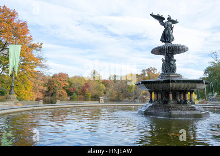 La fontaine Bethesda situés au niveau inférieur de la terrasse dans Central Park a été conçu par Emma Stebbins en 1868 Banque D'Images