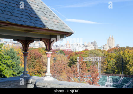 Depuis le sommet de la Château Belvedere dans Central Park vous pourrez profiter de superbes vues sur la turtle pond, côtés est et ouest ainsi que le great lawn Banque D'Images