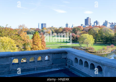 Depuis le sommet de la Château Belvedere dans Central Park vous pourrez profiter de superbes vues sur la turtle pond, côtés est et ouest ainsi que le great lawn Banque D'Images
