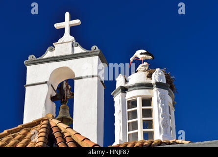 Le Portugal, Faro : Top d'une chapelle avec dans son nid de cigognes Banque D'Images