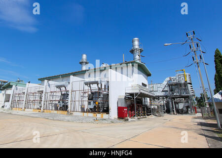 Transformateur d'alimentation haute tension à la centrale électrique industriel avec ciel bleu Banque D'Images