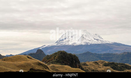 Les sommets enneigés du Cotopaxi volcan, le quatrième plus haut sommet de l'équateur à 5 704 mètres. Banque D'Images