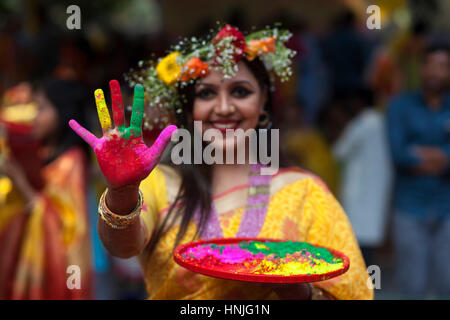 Dhaka, Bangladesh. Feb 13, 2017. La célébration de 'Pahela Falgun' - le premier jour du printemps dans le calendrier à l'Université de Dhaka Bengali's Fine Arts Faculté de Dhaka, Bangladesh. Credit : Nayan Kumar/Pacific Press/Alamy Live News Banque D'Images