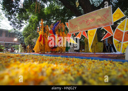 Dhaka, Bangladesh. Feb 13, 2017. La célébration de 'Pahela Falgun' - le premier jour du printemps dans le calendrier à l'Université de Dhaka Bengali's Fine Arts Faculté de Dhaka, Bangladesh. Credit : Nayan Kumar/Pacific Press/Alamy Live News Banque D'Images