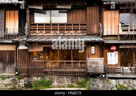 Vue d'un restaurant installé dans un vieux bâtiment en bois traditionnel japonais dans le quartier de Gion, Kyoto, Japon Banque D'Images