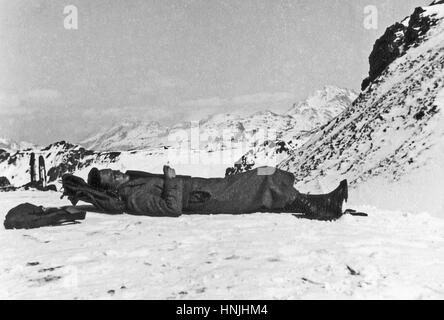 Note de Sorel, Italie 1939. Les jeunes excursionist bronzée incombe à une cigarette dans la main portant sur la neige d'un glacier des Alpes italiennes. Numérisation à partir de la photographie analogique, la collection de la famille privée avant la DEUXIÈME GUERRE MONDIALE. Banque D'Images