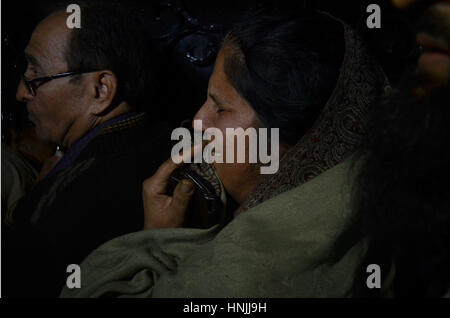 Lahore, Pakistan. Feb 13, 2017. Le passage à l'hôpital blessé pakistanais après une puissante explosion. Une puissante explosion a tué au moins 19 personnes et 90 blessés lorsqu'il parcourut la protestation. Credit : Rana Sajid Hussain/Pacific Press/Alamy Live News Banque D'Images