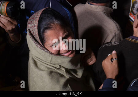 Lahore, Pakistan. Feb 13, 2017. Le passage à l'hôpital blessé pakistanais après une puissante explosion. Une puissante explosion a tué au moins 19 personnes et 90 blessés lorsqu'il parcourut la protestation. Credit : Rana Sajid Hussain/Pacific Press/Alamy Live News Banque D'Images