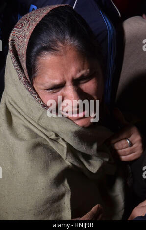 Lahore, Pakistan. Feb 13, 2017. Le passage à l'hôpital blessé pakistanais après une puissante explosion. Une puissante explosion a tué au moins 19 personnes et 90 blessés lorsqu'il parcourut la protestation. Credit : Rana Sajid Hussain/Pacific Press/Alamy Live News Banque D'Images