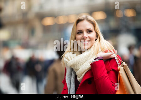 Jeune femme shopping dans le centre de la ville. L'hiver Banque D'Images