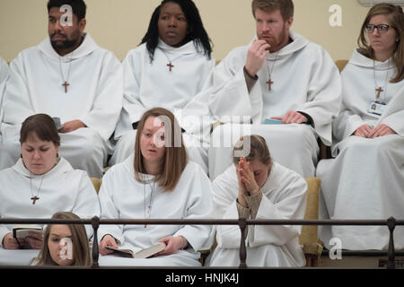 Les choristes participent à l'Synode à Church House à Londres. Banque D'Images