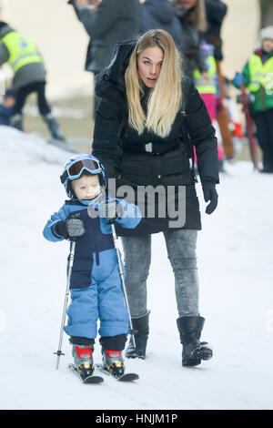 ZAGREB, CROATIE - 15 janvier 2017 : FIS World Snow Day pour les enfants avec des cours de ski et snowboard sur la pente de ski dans la rue Bakaceva, sur la Banque D'Images