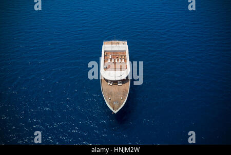Vue aérienne de grand bateau yacht en mer, copyspace pour le texte Banque D'Images