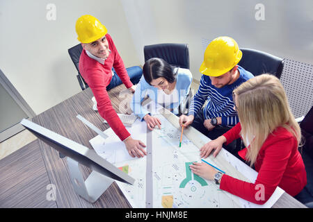 Jeune équipe ont une réunion dans le bureau d'Architectes Banque D'Images