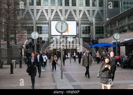 Londres, Royaume-Uni - 07 avril 2015 : personnes non identifiées à Canary Wharf à pied entre les horloges. Six horloges publiques par Konstantin Grcic a été conçu en competitio Banque D'Images
