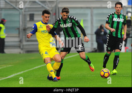 Reggio Emilia, Italie. 12 Février, 2017. Roberto Francese A.C. Chievo Vérone en avant et Domenico Berardi Sassuolo's de l'avant et de l'équipe nationale et de l'Italie lutte pour le ballon au cours de la série d'un match de football. Chievo Vérone a battu par 3 à 1 aux États-Unis sur Sassuolo : pour l'A.C. Chievo Vérone le but n'est marqué par Roberto Inglese et aux États-Unis pour l'objectif est Sassuolo partitions par Alessandro Matri. Credit : Massimo Morelli/Pacific Press/Alamy Live News Banque D'Images