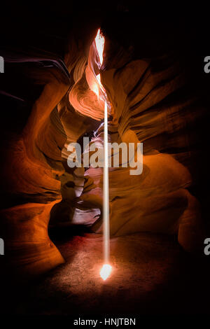 Un faisceau de lumière éclaire l'intérieur de la région de Antelope Canyon, montrant les murs de grès érodées, près de Page, Arizona, USA Banque D'Images