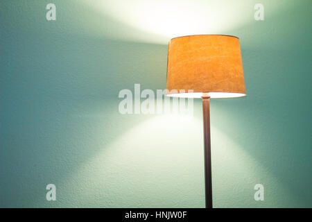 Lampe grand brillant sur mur bleu Banque D'Images