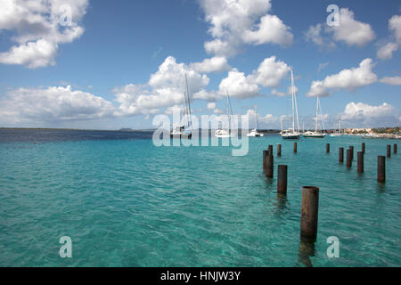 Très beau port de Kralendijk avec de l'eau turquoise et bleu ciel. La ville est dans l'arrière-plan et de petits bateaux mored en mer, Bonaire, des Caraïbes. Banque D'Images