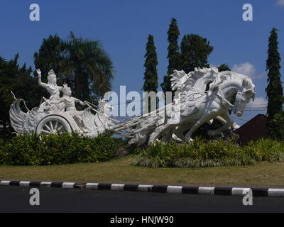 Arjuna et Krishna dieux hindous équitation char statue à Bali, Indonésie Banque D'Images