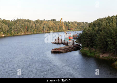 Petit port fluvial sur le territoire de laquelle le bois en blanc. Paysage d'été Photo Banque D'Images