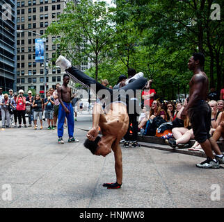 Les artistes de rue au centre-ville de New York City de jouer devant des touristes break dance danse. Banque D'Images