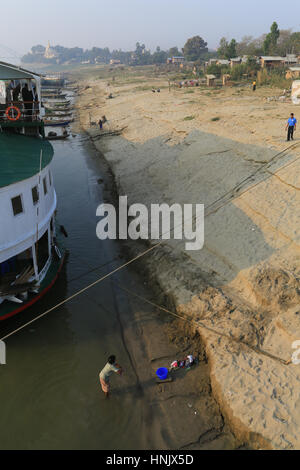 Une femme est à laver les vêtements dans le fleuve Irrawaddy à sagaing, Myanmar (Birmanie). Banque D'Images