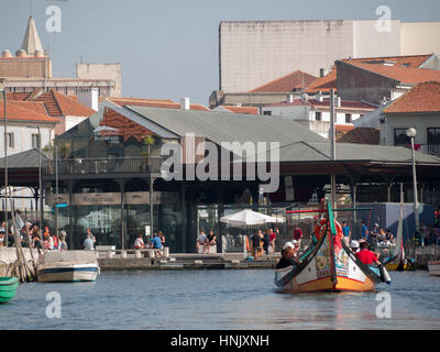 Les touristes voyageant le canaux Aveiro dans un bateau typique moliceiro Banque D'Images