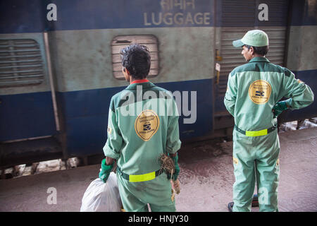 Train,en uniforme du personnel,nettoyage,l'équipage, l'équipe,,à propos de la carte de le nettoyer alors que le bref arrêt.ici à la gare de Jaipur, Rajasthan, Inde,