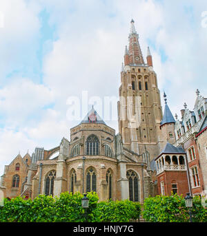 L'abside de l'église Notre Dame et son grand clocher vu depuis le Arantspark au Canal Den Dijver, Bruges, Belgique. Banque D'Images