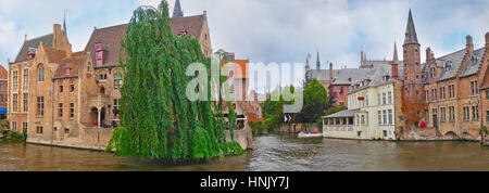 Panorama de la Rozenhoedkaai (Quai du Rosaire) avec la pittoresque demeures en brique sur Canal Den Dijver, meilleur endroit pour les excursions en bateau et vous détendre dans un café, Br Banque D'Images