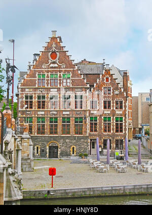 La vue depuis l'Sint-Michielsbrug (St Michael's Bridge) sur la cité médiévale mansions et confortable café en plein air au Graslei Quay, Gand, Belgique. Banque D'Images