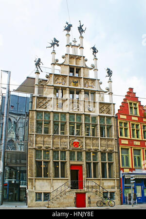 L'impressionnante façade à épaulement de maçons' Guild Hall, décoré avec les sculptures de danseurs et d'armoiries, Gand, Belgique. Banque D'Images